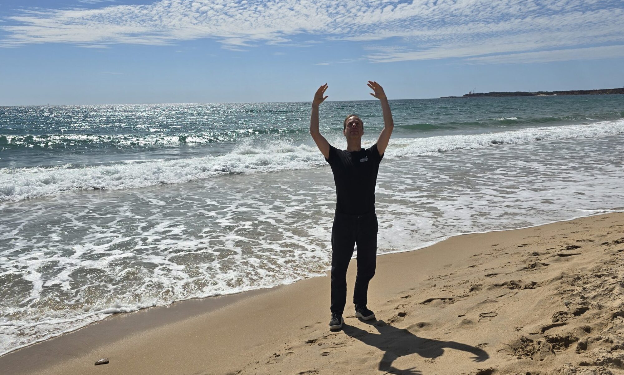 Yogapose Holger am Strand in Südspanien
