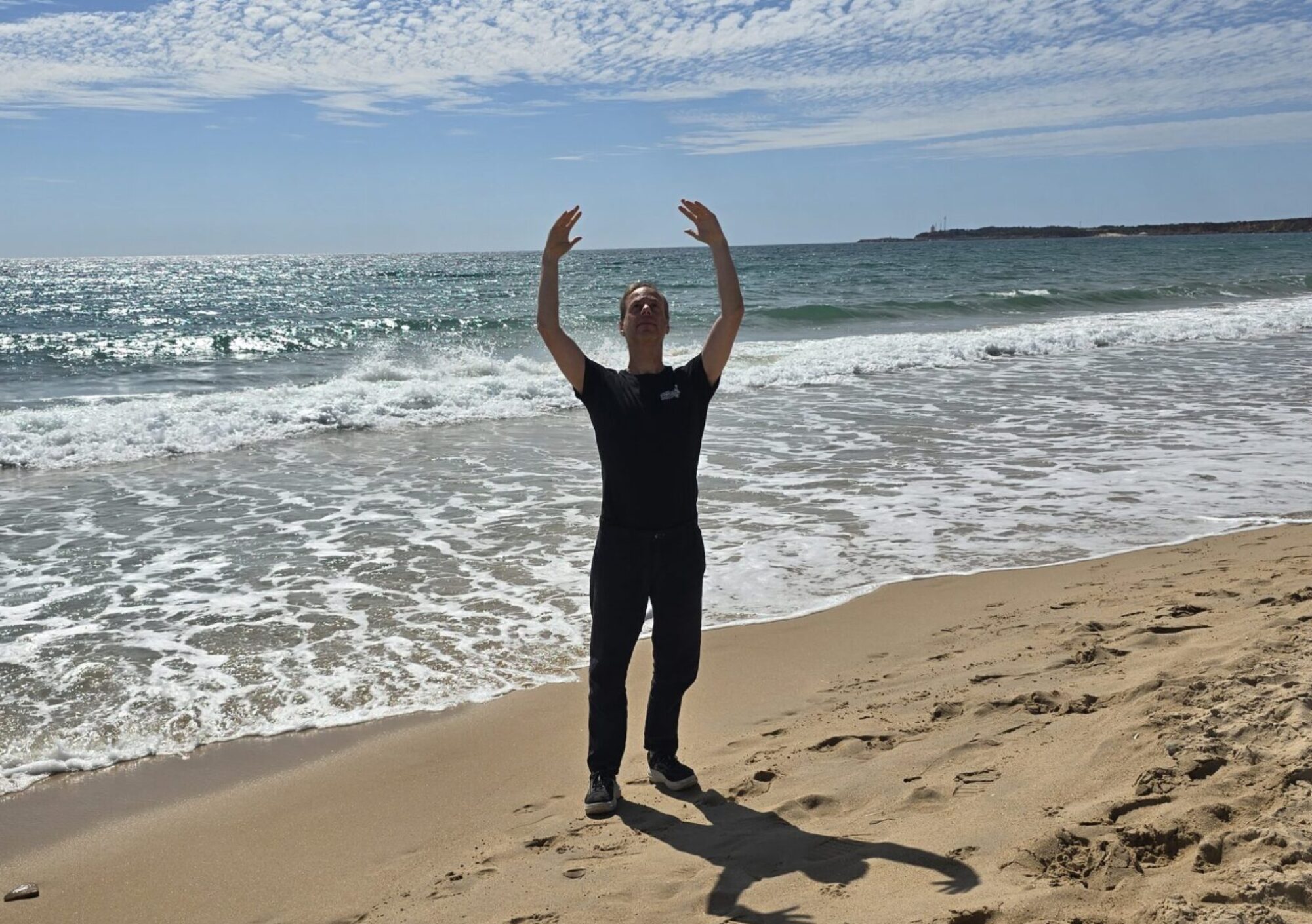 Yogapose Holger am Strand in Südspanien
